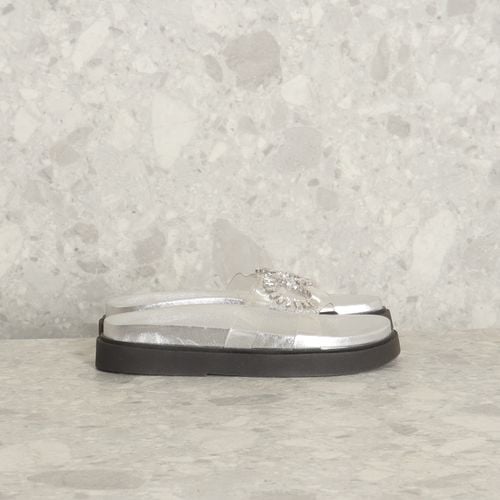 sandalia cinza satinato 138776655?action_source=69532&ref=home_home&rsp=1&rspix=1