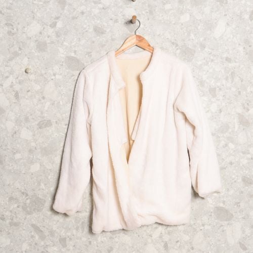 casaco branco pelucia 126899671?action_source=69532&ref=home_home&rsp=1&rspix=1