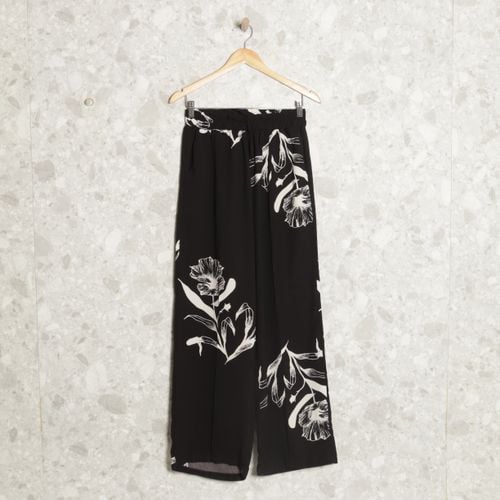 calca pantalona preta floral 142573301?action_source=72668&ref=home_home&rsp=1&rspix=1