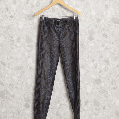 calca preta animal print zara 111286649?action_source=70358&ref=home_home&rsp=1&rspix=1