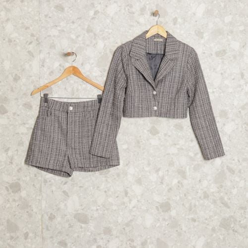 conjunto blazer e short cinza xadrez iolzze 135476947?action_source=72472&ref=home_home&rsp=1&rspix=1