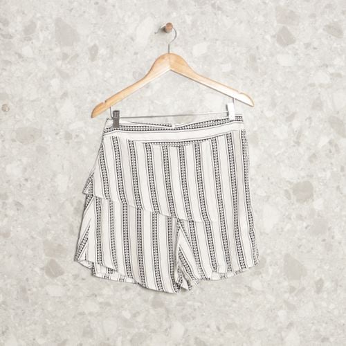 short branco e preto maria filo 129066703?action_source=64652&ref=home_home&rsp=1&rspix=1