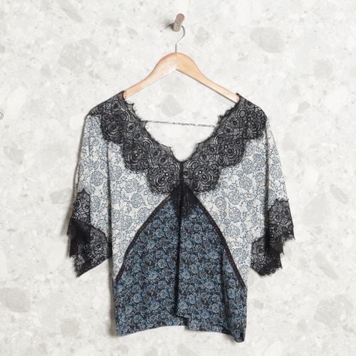 blusa branca e azul abstrata shoulder 147851413?action_source=75241&ref=home_home&rsp=1&rspix=1