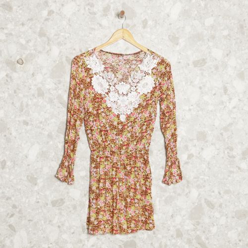 vestido bege floral 133694701?action_source=67322&ref=home_home&rsp=1&rspix=1