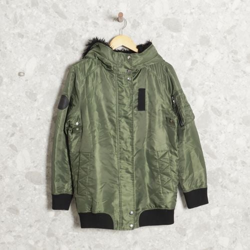 parka verde pelos zara 142071844?action_source=71744&ref=home_home&rsp=1&rspix=1