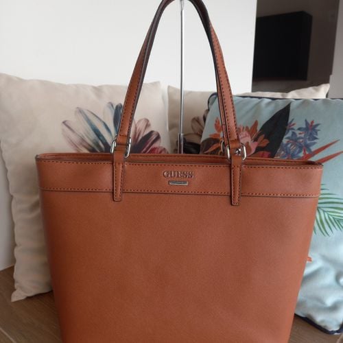 bolsa texturizada com porta moedas marrom guess 118643492?action_source=71545&ref=home_home&rsp=1&rspix=1
