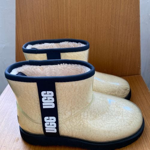 bota ugg classic clear bege 33 34 143797846?action_source=72965&ref=home_home&rsp=1&rspix=1