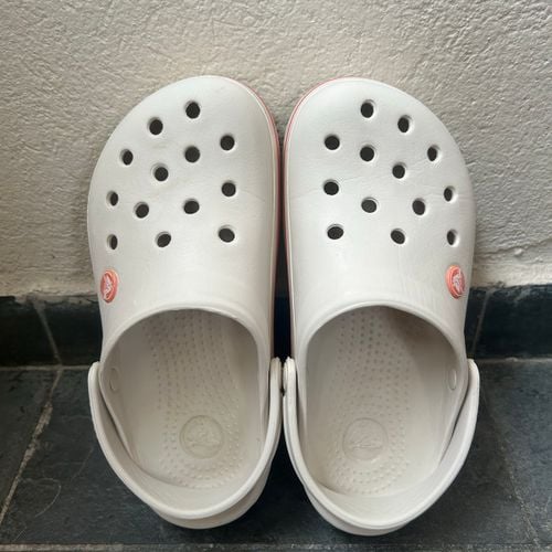crocs original branco com detalhe rosa 136099619?action_source=67884&ref=home_home&rsp=1&rspix=1
