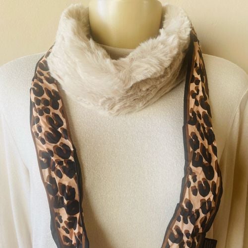 echarpe de pelos e fita onca 140612877?action_source=70522&ref=home_home&rsp=1&rspix=1