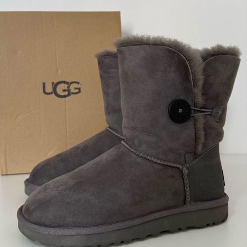bota ugg bailey button cinza 38 139634880?action_source=72965&ref=home_home&rsp=1&rspix=1