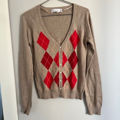 cardiga zara argyle bege e vermelho botoes perola p 124845209?action_source=60227&ref=home_home&rsp=1&rspix=1