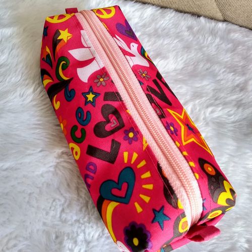 estojo escolar pink 103773829?action_source=67388&ref=home_home&rsp=1&rspix=1