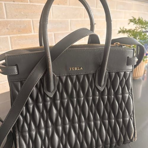 bolsa furla cinza media 146787946?action_source=67222&ref=home_home&rsp=1&rspix=1
