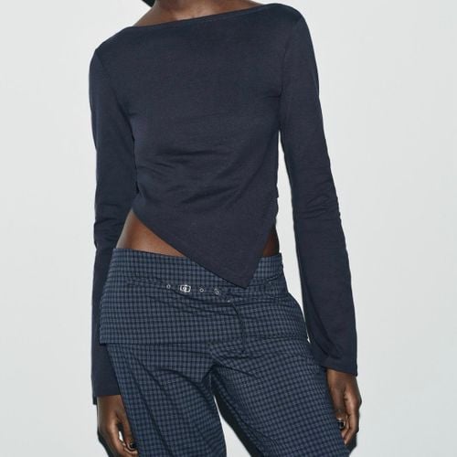 camiseta zara assimetrica azul marinho 148662660?action_source=72470&ref=home_home&rsp=1&rspix=1