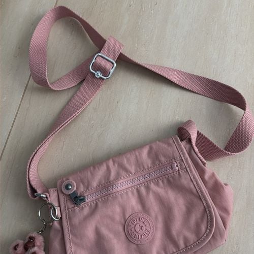 mini bolsa transversal kipling sabian rosa 149804375?action_source=72470&ref=home_home&rsp=1&rspix=1