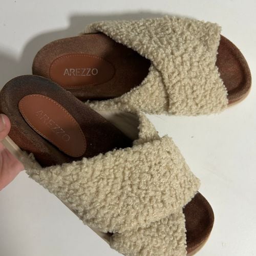 rasteira de pelinhos arezzo 137150861?action_source=68872&ref=home_home&rsp=1&rspix=1