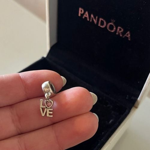 charm pandora love prata 925 143485424?action_source=67326&ref=home_home&rsp=1&rspix=1
