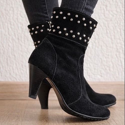 bota feminina preta em camurca com tachas elegante e moderna 138601300?action_source=73163&ref=home_home&rsp=1&rspix=1