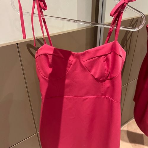 vestido curto rosa 125671829?action_source=32581&ref=home_home&rsp=1&rspix=1