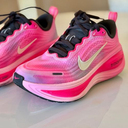 tenis nike vomero plus rosa 34 152347945?action_source=76398&ref=home_home&rsp=1&rspix=1