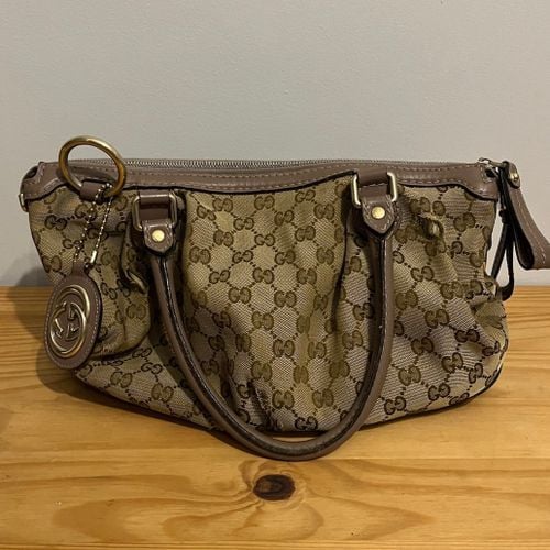 bolsa gucci sukey monograma bege 152354153?action_source=67222&ref=home_home&rsp=1&rspix=1
