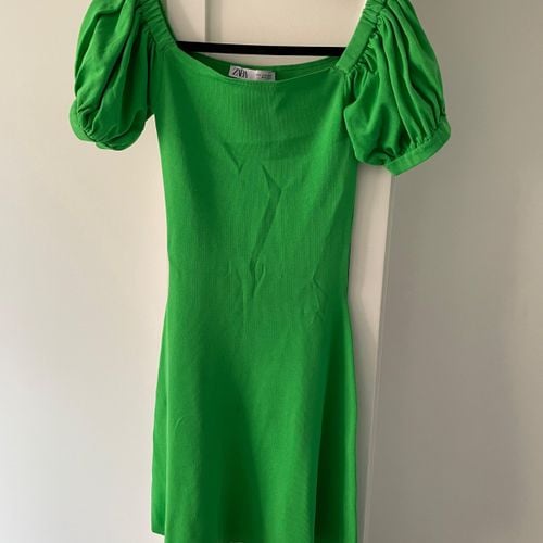 vestido verde zara 128317303?action_source=66827&ref=home_home&rsp=1&rspix=1