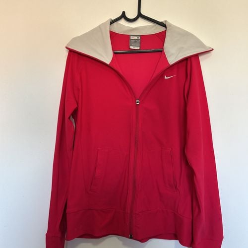 casaco esportivo nike rosa 147027180?action_source=31319&ref=home_home&rsp=1&rspix=1