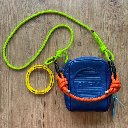bolsa crossbody alpv alexandre pavao azul 144004632?action_source=64648&ref=home_home&rsp=1&rspix=1