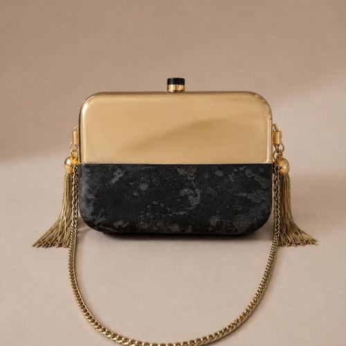 bolsa caixa zara dourada e preta 143747219?action_source=76396&ref=home_home&rsp=1&rspix=1