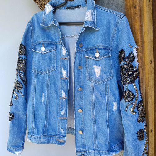 jaqueta jeans villon destroyed bordada m 142991723?action_source=31319&ref=home_home&rsp=1&rspix=1