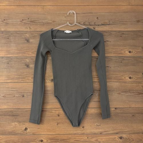 body zara cinza m 148661009?action_source=76396&ref=home_home&rsp=1&rspix=1