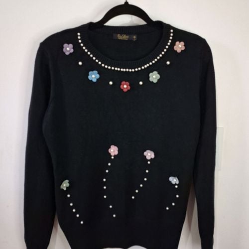 blusa de trico lazinha preta com flores e perolas 143327210?action_source=72767&ref=home_home&rsp=1&rspix=1