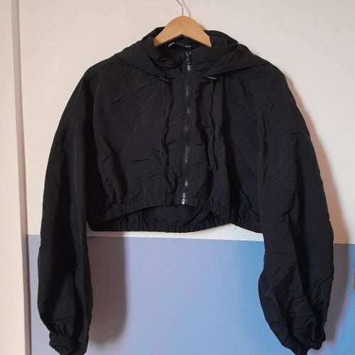 jaqueta corta vento zara cropped preta 150438925?action_source=75473&ref=home_home&rsp=1&rspix=1