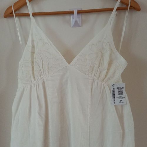 vestido longo evase branco c bordado na saia e busto decote v forrado soltinho 100 algodao riachuelo 133497959?action_source=64649&ref=home_home&rsp=1&rspix=1