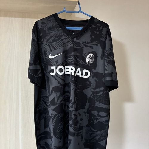 camisa freiburg nike preta ggg 148092815?action_source=67324&ref=home_home&rsp=1&rspix=1