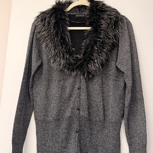 cardiga cortelle cinza com gola de pelos g 139927489?action_source=71711&ref=home_home&rsp=1&rspix=1