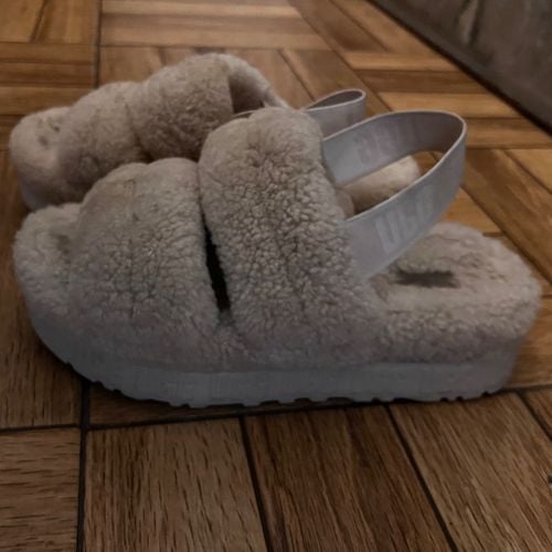 sandalia ugg de pele bege 144051682?action_source=72965&ref=home_home&rsp=1&rspix=1