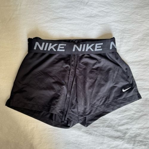 short nike 130198328?action_source=75208&ref=home_home&rsp=1&rspix=1