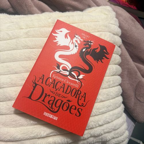 a cacadora de dragoes por kristen ciccareli 134870797?action_source=67455&ref=home_home&rsp=1&rspix=1