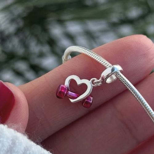 berloque pandora academia 129001208?action_source=67326&ref=home_home&rsp=1&rspix=1