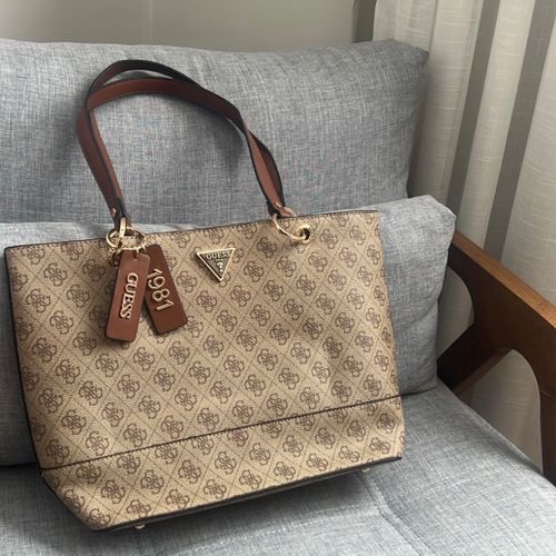 bolsa guess monograma marrom 145884677?action_source=76594&ref=home_home&rsp=1&rspix=1
