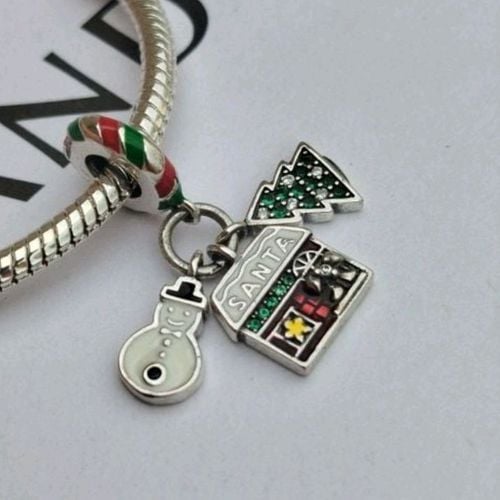 berloque pandora natalino prata casinha natalina 149152129?action_source=67326&ref=home_home&rsp=1&rspix=1