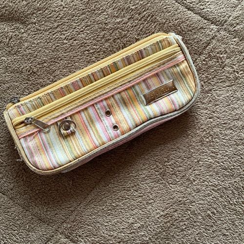 estojo escolar 127736628?action_source=67388&ref=home_home&rsp=1&rspix=1