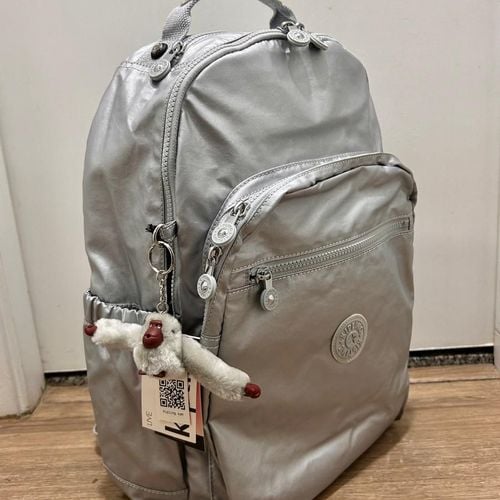 mochila kipling prata metalizada 147715436?action_source=67324&ref=home_home&rsp=1&rspix=1