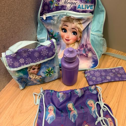 mochila estojo garrafa e outros froze 134992197?action_source=67388&ref=home_home&rsp=1&rspix=1