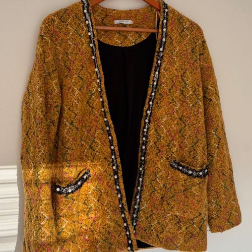 casaco zara tweed mostarda 143823628?action_source=77124&ref=home_home&rsp=1&rspix=1