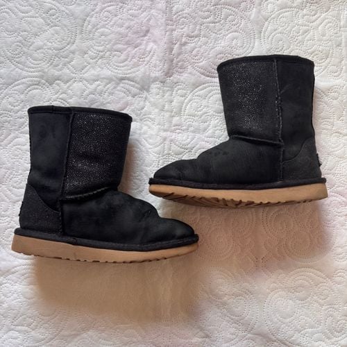 bota ugg preta 143807389?action_source=72965&ref=home_home&rsp=1&rspix=1