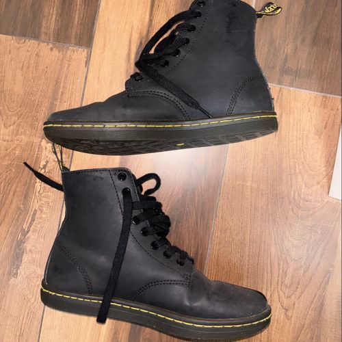 coturno dr martens 118867529?action_source=71711&ref=home_home&rsp=1&rspix=1