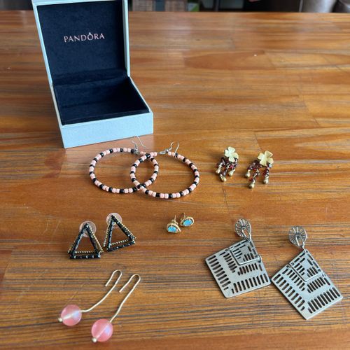 caixa com 6 brincos de festa 128928183?action_source=67326&ref=home_home&rsp=1&rspix=1