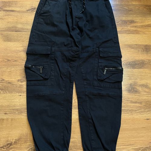 calca cargo bershka preta 40 42 138613542?action_source=69599&ref=home_home&rsp=1&rspix=1